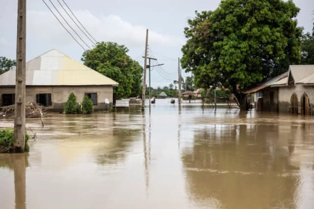 Al menos 97 muertos por inundaciones en 24 horas en una aldea del oeste de Nigeria