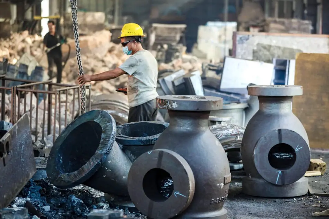 Un trabajador mueve piezas de maquinaria de acero en una empresa manufacturera en Hangzhou, provincia de Zhejiang, China, el 16 de junio de 2025. (AFP vía Getty Images)